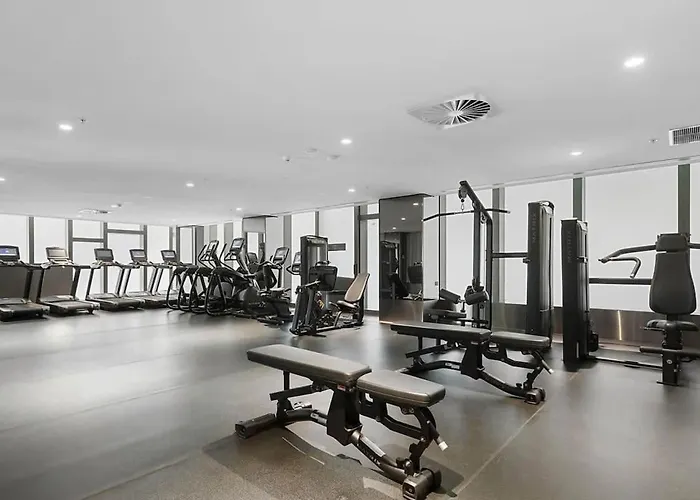 A 2Br Apt With Stunning City Views Free Parking